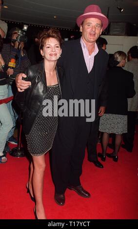 LOS ANGELES, Ca. November 11, 1997: Schauspieler Bill Murray & britische Schauspielerin Joanne Whalley bei der Premiere in Los Angeles ihren neuen Film, "Der Mann, der wusste, dass zu wenig." Stockfoto