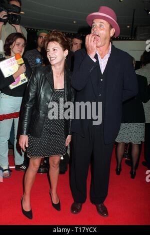 LOS ANGELES, Ca. November 11, 1997: Schauspieler Bill Murray & britische Schauspielerin Joanne Whalley bei der Premiere in Los Angeles ihren neuen Film, "Der Mann, der wusste, dass zu wenig." Stockfoto