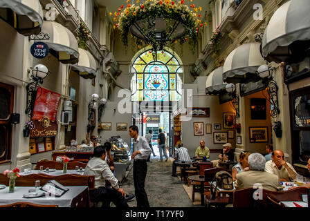 Istanbul, Türkei, 24. Mai 2006: Cite de Pera ist eine berühmte historische Passage auf der Istiklal Caddesi im Stadtteil Beyoglu. Stockfoto