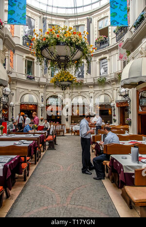 Istanbul, Türkei, 24. Mai 2006: Cicek Pasaji (wörtlich Blume Passage in Türkisch), ursprünglich genannt der Cite de Pera, ist eine berühmte historische Kanal (g Stockfoto