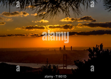 Istanbul, Türkei, 23. Juli 2006: Bosporus Sonnenuntergang Stockfoto