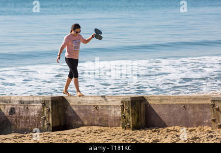 Bournemouth, Dorset, Großbritannien. 24. Mär 2019. UK Wetter: schöner sonniger Tag mit blauen Himmel und warmen Sonnenschein am Bournemouth Strände, die Besucher des Seaside Kopf Die meisten Wetter zu machen. Credit: Carolyn Jenkins/Alamy leben Nachrichten Stockfoto