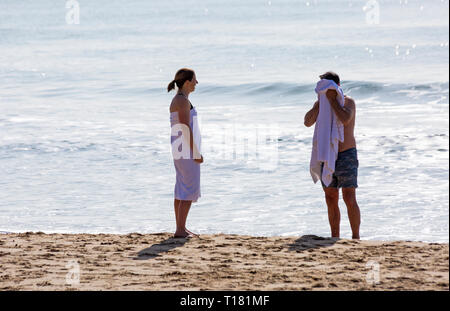 Bournemouth, Dorset, Großbritannien. 24. Mär 2019. UK Wetter: schöner sonniger Tag mit blauen Himmel und warmen Sonnenschein am Bournemouth Strände, die Besucher des Seaside Kopf Die meisten Wetter zu machen. Credit: Carolyn Jenkins/Alamy leben Nachrichten Stockfoto