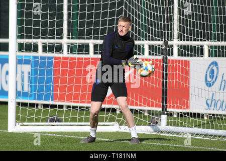 Burton-upon-Trent, Großbritannien. 24 Mär, 2019. Jordan Pickford während des Trainings vor England's UEFA EM-Qualifikationsspiel 2020 gegen Montenegro, von St. George's Park am 24. März 2019 in Burton-upon-Trent, England. () Quelle: PHC Images/Alamy leben Nachrichten Stockfoto