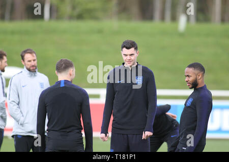 Burton-upon-Trent, Großbritannien. 24 Mär, 2019. Michael Keane während des Trainings vor England's UEFA EM-Qualifikationsspiel 2020 gegen Montenegro, von St. George's Park am 24. März 2019 in Burton-upon-Trent, England. () Quelle: PHC Images/Alamy leben Nachrichten Stockfoto