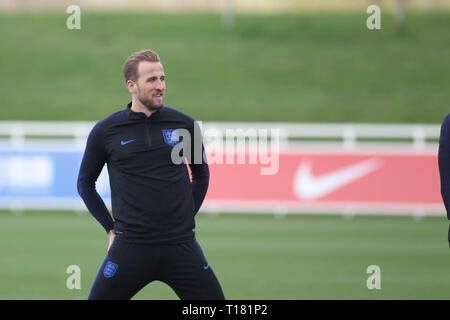 Burton-upon-Trent, Großbritannien. 24 Mär, 2019. Harry Kane erwärmt, während des Trainings vor England's UEFA EM-Qualifikationsspiel 2020 gegen Montenegro, von St. George's Park am 24. März 2019 in Burton-upon-Trent, England. () Quelle: PHC Images/Alamy leben Nachrichten Stockfoto