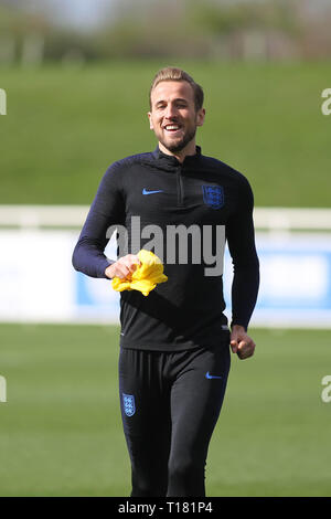 Burton-upon-Trent, Großbritannien. 24 Mär, 2019. Harry Kane erwärmt, während des Trainings vor England's UEFA EM-Qualifikationsspiel 2020 gegen Montenegro, von St. George's Park am 24. März 2019 in Burton-upon-Trent, England. () Quelle: PHC Images/Alamy leben Nachrichten Stockfoto