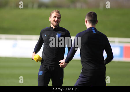 Burton-upon-Trent, Großbritannien. 24 Mär, 2019. Harry Kane während des Trainings vor England's UEFA EM-Qualifikationsspiel 2020 gegen Montenegro, von St. George's Park am 24. März 2019 in Burton-upon-Trent, England. () Quelle: PHC Images/Alamy leben Nachrichten Stockfoto