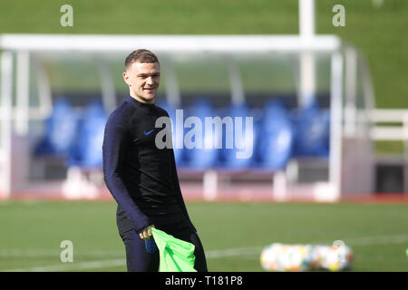 Burton-upon-Trent, Großbritannien. 24 Mär, 2019. Kieran Trippier während des Trainings vor England's UEFA EM-Qualifikationsspiel 2020 gegen Montenegro, von St. George's Park am 24. März 2019 in Burton-upon-Trent, England. () Quelle: PHC Images/Alamy leben Nachrichten Stockfoto