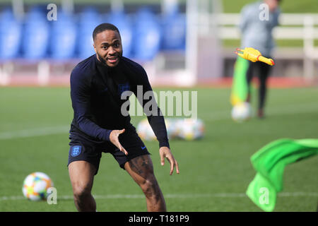 Burton-upon-Trent, Großbritannien. 24 Mär, 2019. Raheem Sterling während des Trainings vor England's UEFA EM-Qualifikationsspiel 2020 gegen Montenegro, von St. George's Park am 24. März 2019 in Burton-upon-Trent, England. () Quelle: PHC Images/Alamy leben Nachrichten Stockfoto