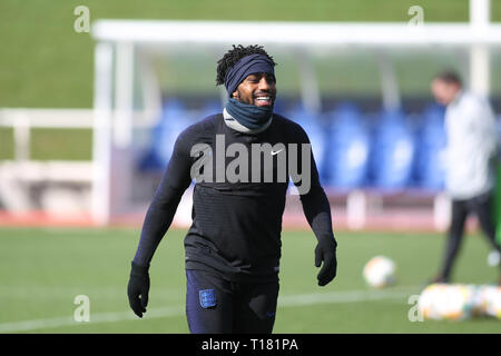 Burton-upon-Trent, Großbritannien. 24 Mär, 2019. Danny Rose während des Trainings vor England's UEFA EM-Qualifikationsspiel 2020 gegen Montenegro, von St. George's Park am 24. März 2019 in Burton-upon-Trent, England. () Quelle: PHC Images/Alamy leben Nachrichten Stockfoto