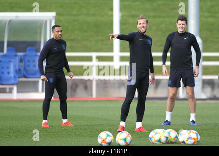 Burton-upon-Trent, Großbritannien. 24 Mär, 2019. Harry Kane während des Trainings vor England's UEFA EM-Qualifikationsspiel 2020 gegen Montenegro, von St. George's Park am 24. März 2019 in Burton-upon-Trent, England. () Quelle: PHC Images/Alamy leben Nachrichten Stockfoto