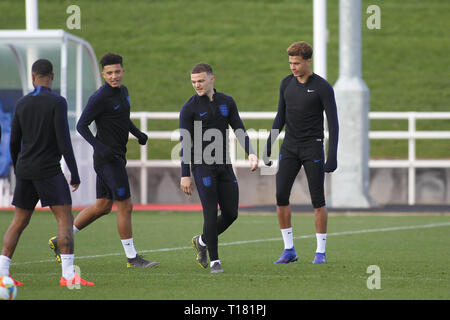 Burton-upon-Trent, Großbritannien. 24 Mär, 2019. Kieran Trippier, Deli und Alli Jadon Sancho während des Trainings vor England's UEFA EM-Qualifikationsspiel 2020 gegen Montenegro, von St. George's Park am 24. März 2019 in Burton-upon-Trent, England. () Quelle: PHC Images/Alamy leben Nachrichten Stockfoto