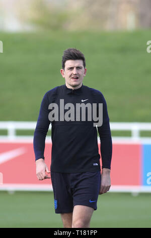 Burton-upon-Trent, Großbritannien. 24 Mär, 2019. Harry Maguire während des Trainings vor England's UEFA EM-Qualifikationsspiel 2020 gegen Montenegro, von St. George's Park am 24. März 2019 in Burton-upon-Trent, England. () Quelle: PHC Images/Alamy leben Nachrichten Stockfoto