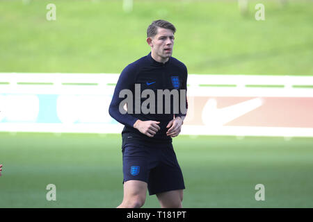 Burton-upon-Trent, Großbritannien. 24 Mär, 2019. James Tarkowski während des Trainings vor England's UEFA EM-Qualifikationsspiel 2020 gegen Montenegro, von St. George's Park am 24. März 2019 in Burton-upon-Trent, England. () Quelle: PHC Images/Alamy leben Nachrichten Stockfoto