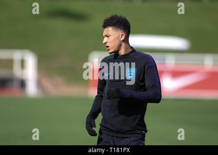 Burton-upon-Trent, Großbritannien. 24 Mär, 2019. Jadon Sancho während des Trainings vor England's UEFA EM-Qualifikationsspiel 2020 gegen Montenegro, von St. George's Park am 24. März 2019 in Burton-upon-Trent, England. () Quelle: PHC Images/Alamy leben Nachrichten Stockfoto