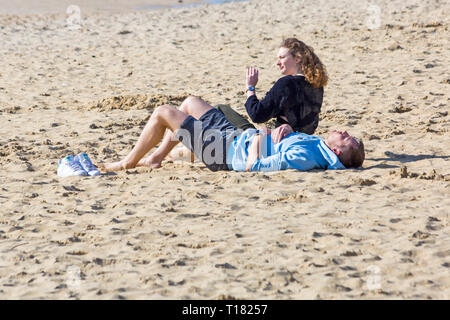 Bournemouth, Dorset, Großbritannien. 24. Mär 2019. UK Wetter: schöner sonniger Tag mit blauen Himmel und warmen Sonnenschein am Bournemouth Strände, die Besucher des Seaside Kopf Die meisten Wetter zu machen. Credit: Carolyn Jenkins/Alamy leben Nachrichten Stockfoto