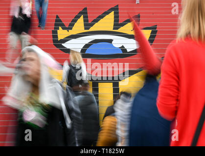 Leipzig, Deutschland. 24 Mär, 2019. Die Besucher gehen die Treppe hinunter, in der Glashalle mit dem Logo der Leipziger Buchmesse (Foto mit langen Exposition). Bis 24.03.2019 Rund 2600 Aussteller präsentieren sich auf der Messe präsentieren. Foto: Jens Kalaene/dpa-Zentralbild/dpa/Alamy leben Nachrichten Stockfoto