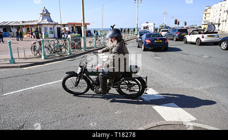 Brighton, UK. 24. März 2019. Ein eintretendes lehnt sich in die letzte Ecke auf Brighton Seafront in der 80. Jahrestag Pionier Laufen für vor 2015 Veteran Motorräder. Der Lauf durch die Sunbeam Motor Cycle Club organisierten beginnt auf dem Epsom Downs in Surrey und Ende auf Madeira Drive auf Brighton Seafront: Simon Dack/Alamy leben Nachrichten Stockfoto