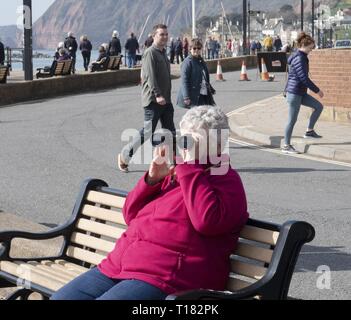 Sidmouth, Großbritannien. 24 Mär, 2019. Besucher nehmen Sie einen guten Blick auf das Meer, an einem sonnigen Tag in Sidmouth. Credit: Foto Central/Alamy leben Nachrichten Stockfoto