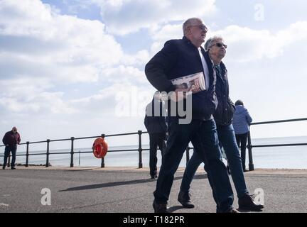 Sidmouth, Großbritannien. 24 Mär, 2019. Die Besucher einen Spaziergang entlang der Strandpromenade an einem sonnigen Tag in Sidmouth. Credit: Foto Central/Alamy leben Nachrichten Stockfoto