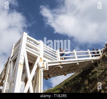 Sidmouth, Großbritannien. 24 Mär, 2019. Die Aussicht von Jacob's Ladder am Strand von Sidmouth beweist Beliebte an einem sonnigen Tag im März. Credit: Foto Central/Alamy leben Nachrichten Stockfoto