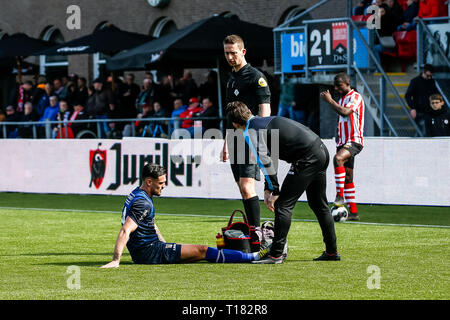 Rotterdam, Niederlande. 24 Mär, 2019. Stadion Het Kasteel, Fußball, Saison 2018/2019, Keuken Kampioen Divisie, Sparta - NEC, NEC Spieler Mathias Bossaerts ist die Pitch mit einer Verletzung Kredit zu verlassen: Pro Schüsse/Alamy leben Nachrichten Stockfoto