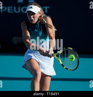 Miami Gardens, Florida, USA. 23 Mär, 2019. Caroline Wozniacki, Dänemark, schlägt eine Rückhand gegen Monica Niculescu, von Rumänien, in einer zweiten Runde am2019 Miami geöffneten dargestellt von itaú Professional Tennis Turnier, an dem Hardrock Stadion in Miami Gardens, Florida, USA gespielt. Mario Houben/CSM/Alamy leben Nachrichten Stockfoto