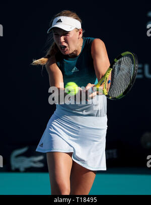 Miami Gardens, Florida, USA. 23 Mär, 2019. Caroline Wozniacki, Dänemark, schlägt eine Rückhand gegen Monica Niculescu, von Rumänien, in einer zweiten Runde am2019 Miami geöffneten dargestellt von itaú Professional Tennis Turnier, an dem Hardrock Stadion in Miami Gardens, Florida, USA gespielt. Mario Houben/CSM/Alamy leben Nachrichten Stockfoto