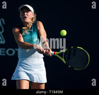 Miami Gardens, Florida, USA. 23 Mär, 2019. Caroline Wozniacki, Dänemark, schlägt eine Rückhand gegen Monica Niculescu, von Rumänien, in einer zweiten Runde am2019 Miami geöffneten dargestellt von itaú Professional Tennis Turnier, an dem Hardrock Stadion in Miami Gardens, Florida, USA gespielt. Mario Houben/CSM/Alamy leben Nachrichten Stockfoto