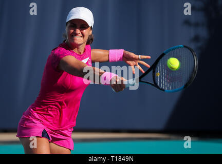 Miami Gardens, Florida, USA. 23 Mär, 2019. Monica Niculescu aus Rumänien, schlägt eine Rückhand gegen Caroline Wozniacki, von Dänemark, während der 2019 Miami geöffneten dargestellt von itaú Professional Tennis Turnier, an dem Hardrock Stadion in Miami Gardens, Florida, USA gespielt. Mario Houben/CSM/Alamy leben Nachrichten Stockfoto