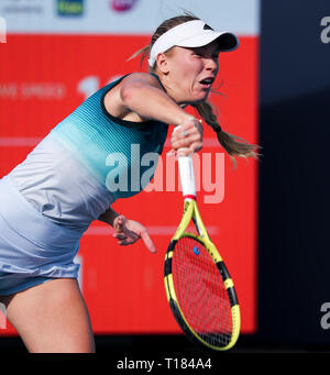 Miami Gardens, Florida, USA. 23 Mär, 2019. Caroline Wozniacki, Dänemark, dient der Monica Niculescu, von Rumänien, in einer zweiten Runde am2019 Miami geöffneten dargestellt von itaú Professional Tennis Turnier, an dem Hardrock Stadion in Miami Gardens, Florida, USA gespielt. Mario Houben/CSM/Alamy leben Nachrichten Stockfoto