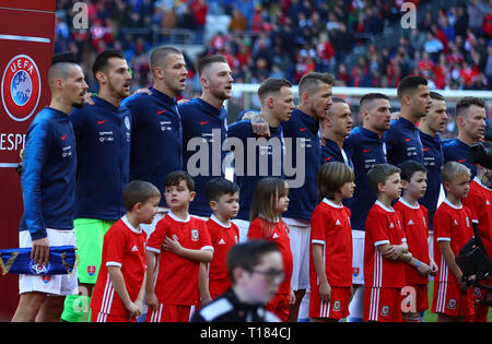 Cardiff, Großbritannien. 24 Mär, 2019. UEFA Europameisterschaft Qualifikation Fußball, Wales gegen Slowakei; Slowakei Team stehen für die Hymne Credit: Aktion plus Sport/Alamy leben Nachrichten Stockfoto