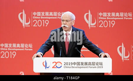 Peking, China. 24 Mär, 2019. Dieter Zetsche, Vorstandsvorsitzender der Daimler AG und Leiter Mercedes-Benz Cars, spricht während der China Development Forum 2019 in Peking, der Hauptstadt von China, 24. März 2019. Credit: Cai Yang/Xinhua/Alamy leben Nachrichten Stockfoto