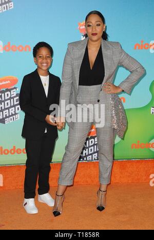 Los Angeles, CA, USA. 23 Mär, 2019. Cree Taylor, Tia Mowry Hardrict in der Ankunftshalle für Nickelodeon Kids Choice Awards 2019 - Teil 2, USC Galen Center, Los Angeles, CA 23. März 2019. Credit: Elizabeth Goodenough/Everett Collection/Alamy leben Nachrichten Stockfoto