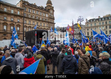 Hoffnung über Furcht Host eine Unabhängigkeit, die Kundgebung auf dem George Square. Diese schottische Unabhängigkeit Unterstützung der Gruppe behauptet, dass es ein klares Mandat für die Unabhängigkeit als Schottland wird von der EU entfernt gegen Es wird als Menschen nicht einstimmig für Brexit stimmen. Die Veranstaltung wird moderiert von Tommy Sheridan und er ruft auf der Schottischen Regierung Pläne, einen zweiten Unabhängigkeit Referendum abzuhalten, um fortzufahren. Stockfoto