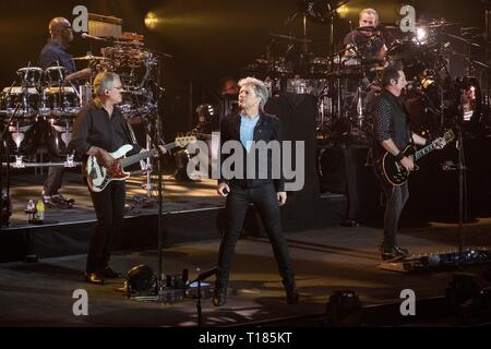 April 29, 2018 - Milwaukee, Wisconsin, USA - EVERETT BRADLEY, HUGH MCDONALD, Jon Bon Jovi, Tico Torres und John SHANKS von Bon Jovi während der Dieses Haus steht nicht zum Verkauf Tour im Bradley Center in Milwaukee, Wisconsin (Bild: © Daniel DeSlover/ZUMA Draht) Stockfoto