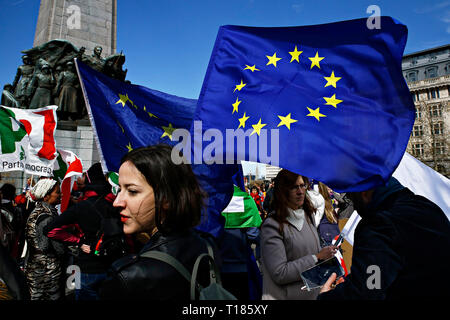 Brüssel, Belgien. 24. März 2019. Demonstranten März, wie sie die Fahnen der Europäischen Union während einer pro-europäischen Union Demonstration. Credit: ALEXANDROS MICHAILIDIS/Alamy leben Nachrichten Stockfoto