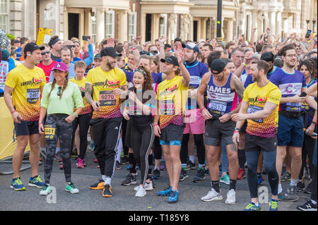 London, Großbritannien. 24. März, 2019. Das zweite Wahrzeichen Londons Halbmarathon findet statt, beginnend auf Pall Mall und der Fertigung in Whitehall, nachdem eine Route, die an das West End und die Stadt London so weit wie Tower Hill, mit einem 6 Mio. £ charity Fundraising Ziel. Liebe Läufer, Läufer in tollen Kostümen, Guinness World Record Versuche und Prominente teilnehmen. Bild: Celebrity auf Rennen starten. Credit: Malcolm Park/Alamy Leben Nachrichten. Stockfoto