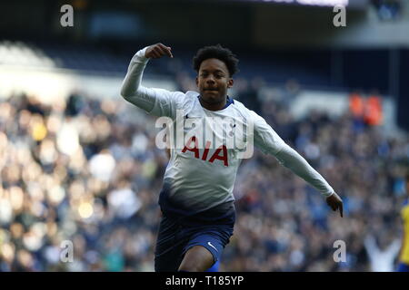 London, Großbritannien. 24. Mär 2019. J'Neil Bennett von Tottenham feiern erstes Ziel des neuen Stadions während Unter 18 Premier League zwischen Tottenham Hotspur U 18 und U 18 in Southampton Tottenham Hotspur Stadion, London, England am 24 Mar 2019 Credit: Aktion Foto Sport/Alamy leben Nachrichten Stockfoto