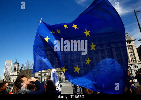 Brüssel, Belgien. 24. März 2019. Demonstranten März, wie sie die Fahnen der Europäischen Union während einer pro-europäischen Union Demonstration. Credit: ALEXANDROS MICHAILIDIS/Alamy leben Nachrichten Stockfoto