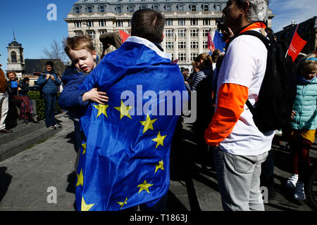 Brüssel, Belgien. 24. März 2019. Demonstranten März, wie sie die Fahnen der Europäischen Union während einer pro-europäischen Union Demonstration. Credit: ALEXANDROS MICHAILIDIS/Alamy leben Nachrichten Stockfoto