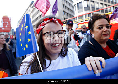 Brüssel, Belgien. 24. März 2019. Demonstranten März, wie sie die Fahnen der Europäischen Union während einer pro-europäischen Union Demonstration. Credit: ALEXANDROS MICHAILIDIS/Alamy leben Nachrichten Stockfoto