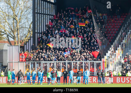 DEVENTER, Stadion De Adelaarshorst, 24-03-2019, Saison 2018 / 2019, Niederländische Keuken Kampioen Divisie. Ergebnis 1-2 Spieler Twente feiern den Sieg nach dem Spiel mit den Fans während des Spiels Go Ahead Eagles - Twente Stockfoto