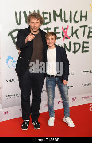 24. März 2019, Bayern, München: Der Schauspieler Luis Vorbach (r) und Regisseur Marcus H.Rosenmüller bei der Premiere des Films "Imminent perfekte Freunde'. Foto: Felix Hörhager/dpa Stockfoto