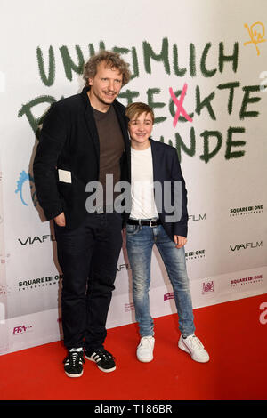 24. März 2019, Bayern, München: Der Schauspieler Luis Vorbach (r) und Regisseur Marcus H.Rosenmüller bei der Premiere des Films "Imminent perfekte Freunde'. Foto: Felix Hörhager/dpa Stockfoto