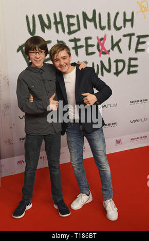 24. März 2019, Bayern, München: Die Schauspieler Jona Gaensslen (l) und Luis Vorbach bei der Premiere des Films "Imminent perfekte Freunde'. Foto: Felix Hörhager/dpa Stockfoto