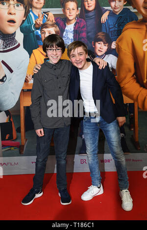 24. März 2019, Bayern, München: Die Schauspieler Jona Gaensslen (l) und Luis Vorbach bei der Premiere des Films "Imminent perfekte Freunde'. Foto: Felix Hörhager/dpa Stockfoto