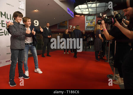 24. März 2019, Bayern, München: Die Schauspieler Jona Gaensslen (l) und Luis Vorbach stehen auf dem roten Teppich vor Fotografen und Kameraleute bei der Premiere des Films "Imminent perfekte Freunde'. Foto: Felix Hörhager/dpa Stockfoto