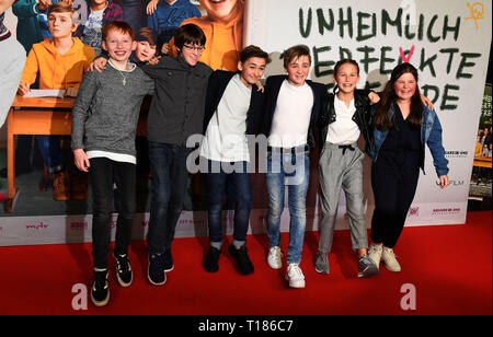 24. März 2019, Bayern, München: Die Schauspieler Xari Wimbauer, (L - r) Jona Gaensslen, Colin Badura, Luis Vorbach, Cleo Dietmayr und Sanna Morgenroth bei der Premiere des Films "Imminent perfekte Freunde'. Foto: Felix Hörhager/dpa Stockfoto